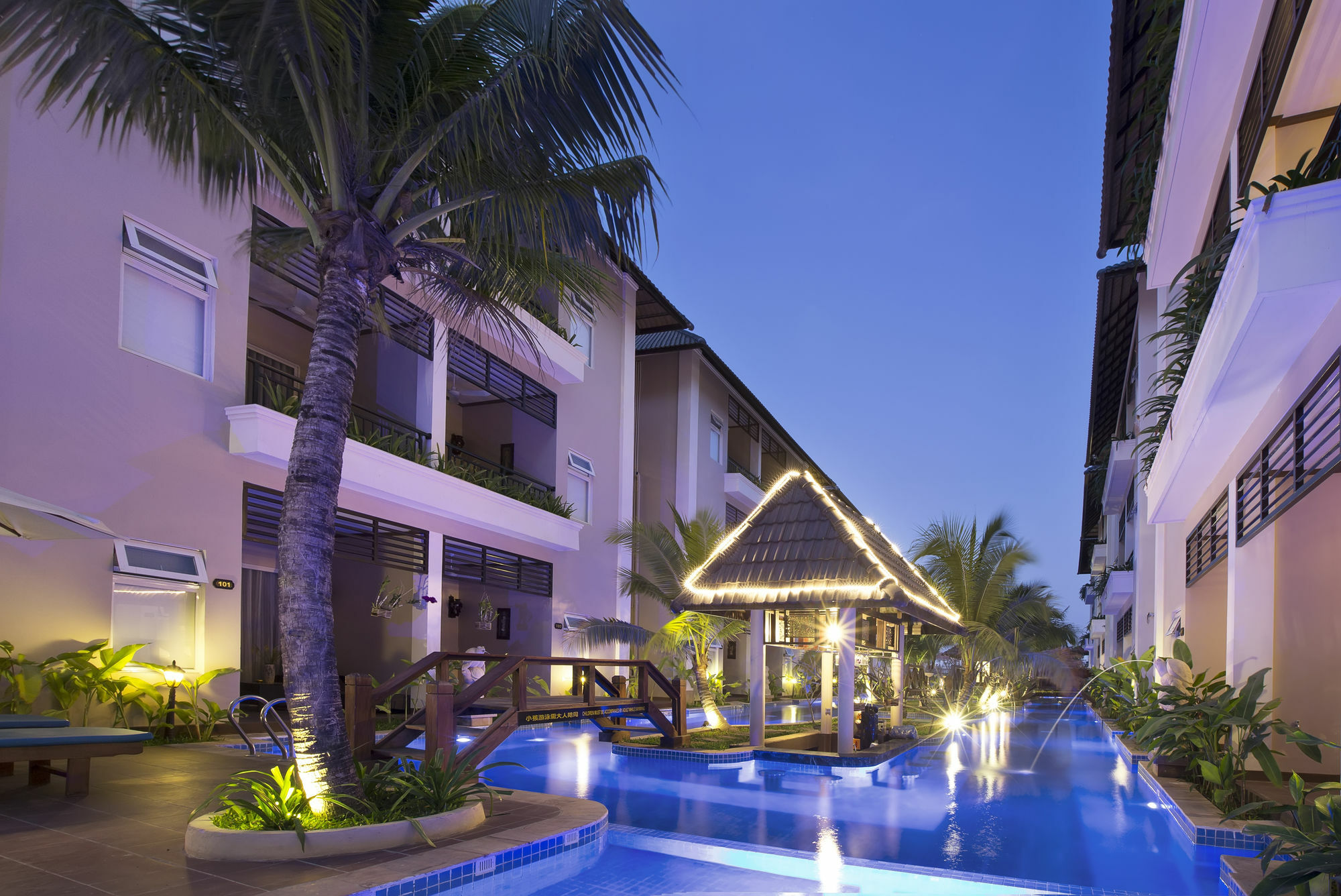 Bali Hotel Phnom Penh Esterno foto